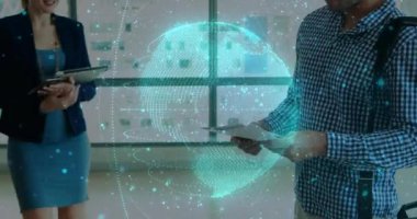 Ofiste tokalaşan çeşitli iş adamlarının üzerine dünyanın animasyonu. Küresel finans, işletme, bağlantılar, hesaplama ve veri işleme kavramı, dijital olarak oluşturulmuş video.