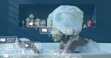 Mumlarla köpük banyosunda dinlenen bir kadın hakkında sosyal medya bilgilendirmeleri. Rahatlama, spa, kişisel bakım, sağlık, dijital, teknoloji