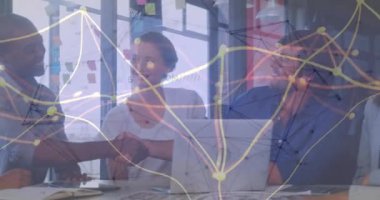 Ofisteki çeşitli iş adamları üzerindeki bağlantı ağının animasyonu. Küresel finans, işletme, bağlantılar, hesaplama ve veri işleme kavramı, dijital olarak oluşturulmuş video.