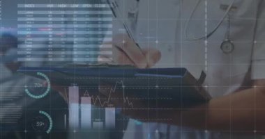 Beyaz kadın doktorun not tutması üzerine finansal veri işleme animasyonu. Küresel tıp, sağlık, finans ve dijital arayüz kavramı, dijital olarak üretilen video.