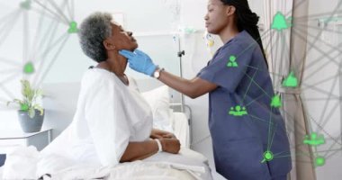 Kıdemli Afro-Amerikan kadın ve kadın doktor üzerindeki ikonlarla olan bağlantıların animasyonu. Küresel tıp, sağlık, bağlantılar ve dijital arayüz kavramı, dijital olarak üretilen video.