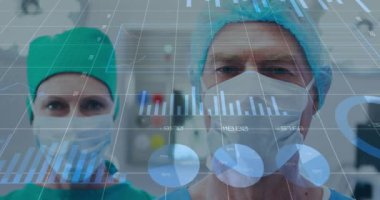 Çeşitli cerrahlar üzerinde finansal veri işleme animasyonu. Küresel tıp, işletme, finans, bağlantılar, bilgisayar ve veri işleme kavramı, dijital olarak oluşturulmuş video.