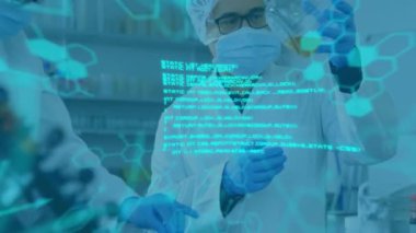 Laboratuvardaki beyaz erkek bilim adamları üzerinde bilimsel veri işleme animasyonu. Küresel bilim, bağlantılar, hesaplama ve veri işleme kavramı, dijital olarak oluşturulmuş video.