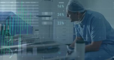 Beyaz erkek cerrah üzerinde istatistik ve veri işleme animasyonu. Küresel tıp, bağlantılar, hesaplama ve veri işleme kavramı, dijital olarak oluşturulmuş video.