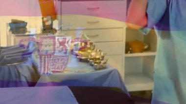 Yüz maskeli kadın cerrah yerine İspanya bayrağı animasyonu. Tıp, vatanseverlik ve dijital arayüz kavramı, dijital olarak üretilen video.