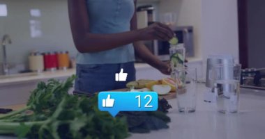 Sağlıklı meyve püresi hazırlarken, sosyal medya mutfak sahnesinde animasyon yapmayı sever. Sağlık, yemek pişirme, yaşam tarzı, beslenme