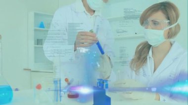 Laboratuvarda çalışan çeşitli kadın bilim adamları üzerinde veri işleme animasyonu. Küresel bilim, tıp, bilgisayar ve dijital arayüz kavramı, dijital olarak oluşturulmuş video.