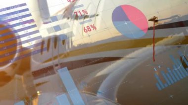 Çizelgeler ve grafikler uçak ve dünya haritası üzerinde canlandırılıyor. animasyon, veri görselleştirme, bilgi, küresel, analitik, iş