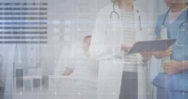 Çeşitli doktorlar ve erkek hastalar üzerinde finansal veri işleme animasyonu. Küresel tıp, sağlık, finans ve dijital arayüz kavramı, dijital olarak üretilen video.