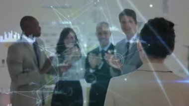 Ofisteki çeşitli iş adamlarıyla olan bağlantıların animasyonu. Küresel finans, işletme, bağlantılar, hesaplama ve veri işleme kavramı, dijital olarak oluşturulmuş video.