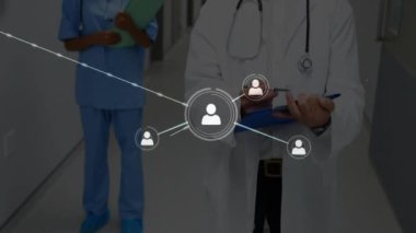 Hastanede çalışan farklı doktorların ikonlarıyla olan bağlantıların animasyonu. Küresel tıp, sağlık, bağlantılar ve dijital arayüz kavramı, dijital olarak üretilen video.