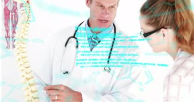 Kafkas erkek ve kadın doktorlar üzerinde kimyasal formülün ve veri işlemenin animasyonu. Küresel tıp, sağlık, finans ve dijital arayüz kavramı, dijital olarak üretilen video.