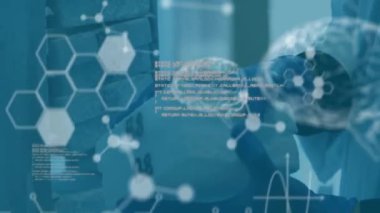 Bilimsel veri işleme ve insan beyninin laboratuvardaki bilim adamına göre animasyonu. Küresel bilim, bağlantılar, hesaplama ve veri işleme kavramı, dijital olarak oluşturulmuş video.