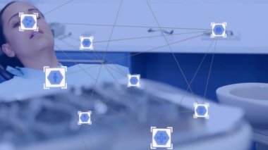 Kafkas kadın hastaların diş muayenehanesindeki ikonlarla olan bağlantılarının animasyonu. Küresel tıp, sağlık, bağlantılar ve dijital arayüz kavramı, dijital olarak üretilen video.