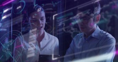 Sunucu odasındaki tablet kullanılarak çeşitli meslektaşlar üzerinde veri işleme animasyonu. Küresel iş, iletişim, bilgisayar ve dijital arayüz kavramı, dijital olarak oluşturulmuş video.