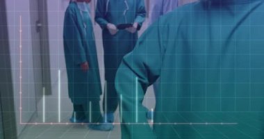 Çeşitli cerrahlar üzerinde finansal veri işleme animasyonu. Küresel tıp, işletme, finans, bağlantılar, bilgisayar ve veri işleme kavramı, dijital olarak oluşturulmuş video.