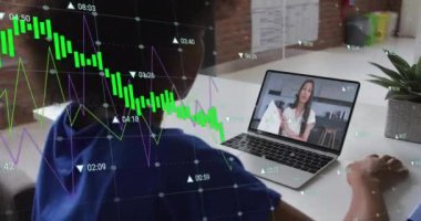 Afro-Amerikan iş kadınının video görüşmesi üzerine finansal veri işleme animasyonu. Küresel iş, finans, bilgisayar ve dijital arayüz kavramı, dijital olarak oluşturulmuş video.