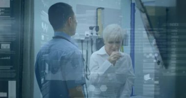 Çeşitli erkek doktor ve yaşlı kadın hasta üzerinde finansal veri işleme animasyonu. Küresel tıp, sağlık, bilgisayar ve dijital arayüz kavramı, dijital olarak oluşturulmuş video.