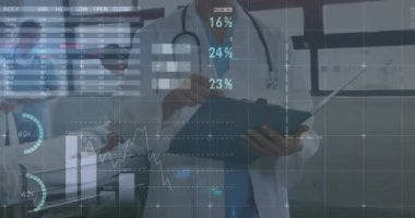 Çeşitli doktorlar ve kadın hastalar üzerinde finansal veri işleme animasyonu. Küresel tıp, sağlık, finans ve dijital arayüz kavramı, dijital olarak üretilen video.