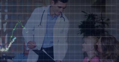 Beyaz erkek doktor üzerinde istatistik ve veri işleme animasyonu. Küresel tıp, bağlantılar, hesaplama ve veri işleme kavramı, dijital olarak oluşturulmuş video.