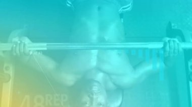 Mavi ışık ve veri işleme animasyonu. Afrika kökenli Amerikalı bir adamın halter kaldırışı. Spor, teknoloji, bilgisayar ve dijital arayüz kavramı, dijital olarak oluşturulmuş video.