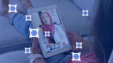 Video çağrısı ile tablet kullanan melez kadın üzerindeki ikonlarla olan bağlantıların animasyonu. Küresel bağlantılar, iletişim ve dijital arayüz kavramı, dijital olarak oluşturulmuş video.
