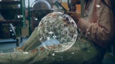 Tablet kullanan melez bir kız üzerinde bağlantıları ve veri işlemesi olan dünyanın animasyonu. Küresel teknoloji, iletişim, bağlantılar ve dijital arayüz konsepti, dijital olarak oluşturulmuş video.