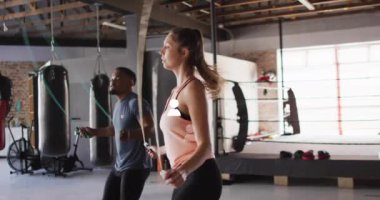 Farklı çiftler ip atlarken medya simgelerinin canlandırılması. Teknoloji, spor ve dijital arayüz kavramı, dijital olarak üretilen video.