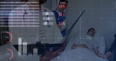 Çeşitli doktorlar ve erkek hastalar üzerinde finansal veri işleme animasyonu. Küresel tıp, sağlık, finans ve dijital arayüz kavramı, dijital olarak üretilen video.