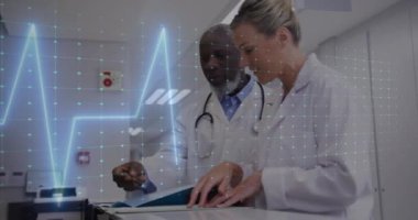 Çeşitli doktorların konuşmaları üzerine kardiyografinin animasyonu. Tıp, teknoloji ve dijital arayüz kavramı, dijital olarak oluşturulmuş video.
