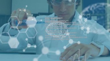 Bilimsel veri işleme ve insan beyninin laboratuvardaki beyaz erkek bilim adamı üzerinde canlandırılması. Küresel bilim, bağlantılar, hesaplama ve veri işleme kavramı, dijital olarak oluşturulmuş video.