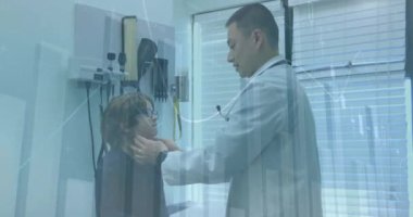 Çeşitli erkek doktor ve erkek hasta üzerinde finansal veri işleme animasyonu. Küresel tıp, sağlık, bilgisayar ve dijital arayüz kavramı, dijital olarak oluşturulmuş video.