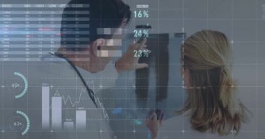 Çeşitli doktorlar üzerinde dijital veri işleme animasyonu. Küresel tıp, bağlantılar, hesaplama ve veri işleme kavramı, dijital olarak oluşturulmuş video.