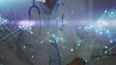 Hastanede çalışan beyaz erkek doktorların ışık ikonlarıyla olan bağlantılarının animasyonu. Küresel tıp, sağlık, bağlantılar ve dijital arayüz kavramı, dijital olarak üretilen video.