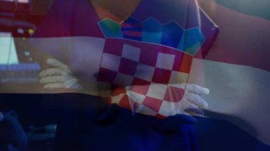 Beyaz maskeli kadın cerrah üzerinde Hırvat bayrağı animajı. Tıp, vatanseverlik ve dijital arayüz kavramı, dijital olarak üretilen video.
