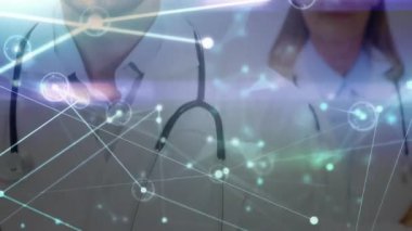 Hastanede çalışan çeşitli doktorların ışık yollarıyla olan bağlantılarının animasyonu. Küresel tıp, sağlık, bağlantılar ve dijital arayüz kavramı, dijital olarak üretilen video.