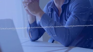 VR kulaklık kullanan beyaz adamın veri işleme animasyonu. İş ve dijital arayüz kavramı, dijital olarak oluşturulmuş video.