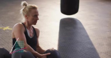 Spor salonunda egzersiz yapan beyaz bir kadının diyagramının animasyonu. Teknoloji, spor ve dijital arayüz kavramı, dijital olarak üretilen video.