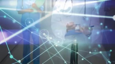 Hastanede çalışan çeşitli doktorların ışık yollarıyla olan bağlantılarının animasyonu. Küresel tıp, sağlık, bağlantılar ve dijital arayüz kavramı, dijital olarak üretilen video.