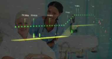 Çeşitli doktor ve hastaların istatistik ve veri işleme animasyonları. Küresel tıp, bağlantılar, hesaplama ve veri işleme kavramı, dijital olarak oluşturulmuş video.