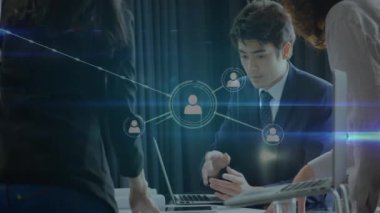 Ofisteki farklı iş adamlarının insanlarla olan bağlantılarının animasyonu. Küresel finans, işletme, bağlantılar, hesaplama ve veri işleme kavramı, dijital olarak oluşturulmuş video.