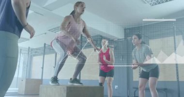 Spor salonunda egzersiz yapan farklı kadınların diyagramlarının animasyonu. Teknoloji, spor ve dijital arayüz kavramı, dijital olarak üretilen video.