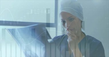 Kafkasyalı kadın cerrahın hastanedeki finansal veri işleme animasyonu. Küresel tıp, sağlık, bilgisayar ve dijital arayüz kavramı, dijital olarak oluşturulmuş video.