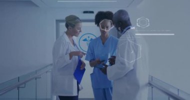 Hastanedeki çeşitli doktorlar üzerinde kimyasal formülle veri işleme animasyonu. Küresel tıp, bilim, bilgisayar ve dijital arayüz kavramı, dijital olarak oluşturulmuş video.