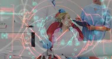 Beyaz dişçiler ve kız hastalar üzerinde veri işleme ve tarama animasyonu. Küresel tıp, sağlık ve dijital arayüz kavramı, dijital olarak üretilen video.
