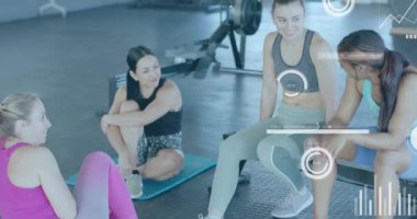 Spor salonunda konuşan farklı kadınların diyagramları ve veri işleme animasyonları. Teknoloji, spor ve dijital arayüz kavramı, dijital olarak üretilen video.
