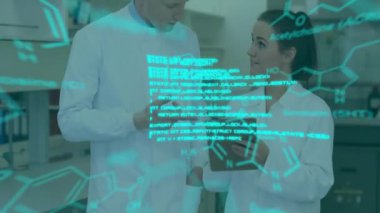 Laboratuvarda çalışan çeşitli bilim adamları üzerinde veri işleme ve kimyasal formüllerin animasyonu. Küresel tıp, bilim ve dijital arayüz kavramı, dijital olarak üretilen video.