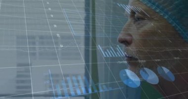 Beyaz erkek cerrah üzerinde istatistik ve veri işleme animasyonu. Küresel tıp, bağlantılar, hesaplama ve veri işleme kavramı, dijital olarak oluşturulmuş video.