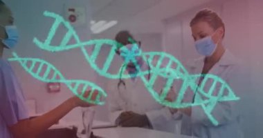 Hastanedeki çeşitli doktorlar üzerinde DNA iplikçikleri ve veri işleme animasyonu. Küresel tıp, sağlık, bilgisayar ve dijital arayüz kavramı, dijital olarak oluşturulmuş video.