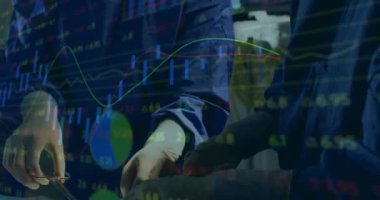 Çeşitli cerrahlar üzerinde finansal veri işleme animasyonu. Küresel tıp, işletme, finans, bağlantılar, bilgisayar ve veri işleme kavramı, dijital olarak oluşturulmuş video.